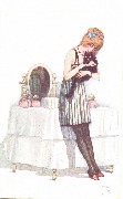 Femme debout dos au miroir tenant un chat noir dans les bras