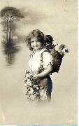 (Portrait de garçonnet portant une hotte remplie de fleurs)