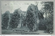 Ch&acirc;teau de Mariemont. Ruines dans la cour d'honneur