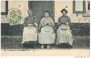 Un Groupe de tresseuses de paille
