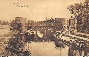 Tournai. Pont des Trous(vue avec péniches ) Tournai. Pont des Trous(vue avec péniches )