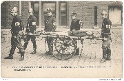 Pompiers volontaires Schaerbeek. Transport d'un blessé par la section des brancardiers