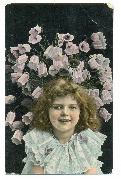 Fillette entourée de fleurs à clochettes