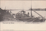 Boom. Chargement d'un bateau de Briques
