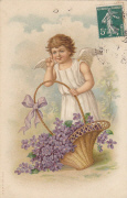 Angelot tenant un panier de violettes
