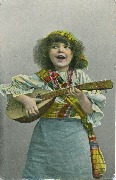 Fillette chantant en jouant de la mandoline