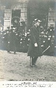Derrière le Char Funèbre en tête du cortège,marche le Prince Albert qui sera proclamé le lendemain Roi Albert de Belgique
