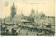 Ypres. La Grand'Place un jour de marché
