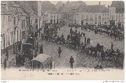 Poperinghe Engelsche troepen op de markt-Troupes anglaises sur la Grand Place...