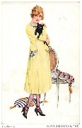 Parisiennes à la mode de 1917. Femme à la robe jaune tenant un chat