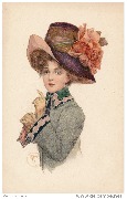 Femme en gants, au grand chapeau violet orné de grosses roses