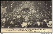 De menigte voor de Grot - La foule devant la grotte
