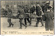 1914... En Belgique - Transport d'un blessé  In Belgium - Transporting a wounded 