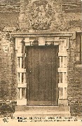 Brugge. Het Portaal van het huis de Pelikaan (1706)r ── Bruges. La Porte d'entrée de la Maison du Pélican (1706)
