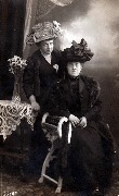 Deux dames en tenue sombre et chapeaux de l'époque 