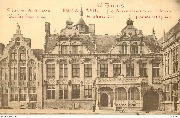 Furnes. Maison du Faucon.  Hôtel de Ville Façade Renaissance en briques jaunes sculptées.  Valkenhuis 1569 Stadhuis 1612