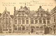 Furnes. Maison du Faucon. Hôtel de Ville Façade Renaissance en briques jaunes sculptées. Valkenhuis 1569 Stadhuis 1612
