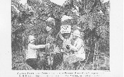 Gravure d'après une photo prise à Boromo (Haut-Sénégal) représentant le docteur Dupont versant un verre de vin Mariani au Lieutenant Gâteau