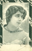 Femme au double collier dans cadre marbré