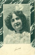 Femme aux cheveux bouclés ligne au centre et noeud blanc dans cadre marbré