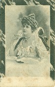 Femme assise robe blanche et cape dans cadre marbré