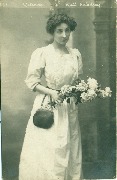 Delmar (Jane) avec un bouquet dans Vieil Heidelberg