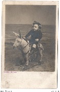 Photo enfant sur un âne factice. Le Bon Ostende W.H. à Blles 