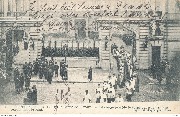 Funérailles de Mgr le Comte de Flandre -Le Clergé précède le corps qui passe sous le perron
