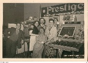 XXIII è Salon de l'alimentation au Heysel 1952 (Groupe de personnes debout devant panneaux publicitaire)