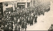 Enterrement du Bourgemestre Alph. Hertogs 22 octobre 1908. La foule suivant le cort&egrave;ge