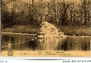 Parc du Château de Mariemont.La Source avec deux bas-reliefs Passions Humaines par Jef Lambeaux 