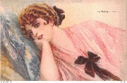 Femme en rose accoudée sur un oreiller