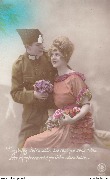 Consultez votre coeur. La r&eacute;ponse sans doute vous montrera celui qui vous adore toute (militaire offre un bouquet &agrave; sa fianc&eacute;e assise)