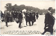 A Versailles ...arrivent au Palais de Versailles pour assister au d&eacute;jeuner servi dans la Galerie des Batailles