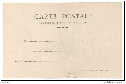 Femme debout filant du fil