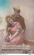 Celui qui vous l'envoie n'est pas tr&egrave;s loin de vous. Car son coeur, chaque jour, soupire &agrave; vos genoux (militaire derri&egrave;re sa fianc&eacute;e assise avec bouquet)