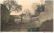 Vieux ch&acirc;teau. Entr&eacute;e actuelle "La Br&egrave;che" pratiqu&eacute;e dans le chemin encaiss&eacute; de Payelles