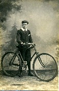 Jeune Homme  et v&eacute;lo