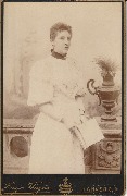 Portrait d'une élégante en robe garnie de dentelles  