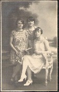 Trois jeunes femmes des ann&eacute;es 1920-1925