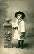 Fillette posant ''art déco''? 