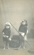 Deux enfants,décor intérieur de plage,pelle et filet de pêche