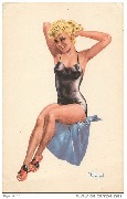 Femme blonde posant assise en maillot noir