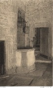 Vieux ch&acirc;teau. Le puits creus&eacute; dans le roc et &agrave; l'int&eacute;rieur du ch&acirc;teau