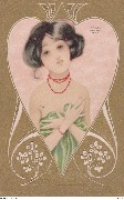(Jeune femme brune portant bracelet et collier de corail)