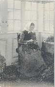 (femme assise &agrave; l'int&eacute;rieur, vue verticale)