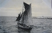(s&eacute;rie Marine - 1 bateau &agrave; voile, phare &agrave; l'arri&egrave;re)