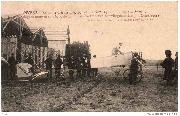 Jean Olieslagers montre son a&eacute;roplane - Ineenzetten van hetvliegmachien Jan Olieslagers