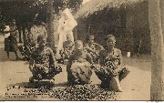 Haut-Congo Belge Femmes cassant les graines de ricin . Belgisch Opper-Congo Vrouwen ricijnzaad verbrijzelend