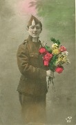 Militaire un bouquet de roses pr&egrave;s du corps